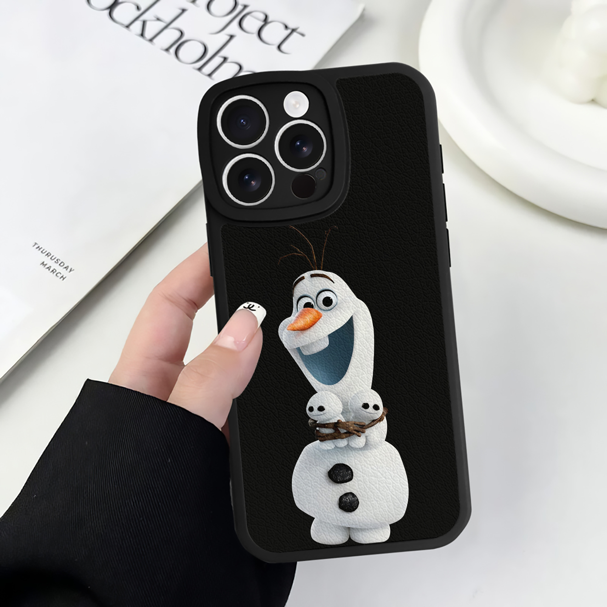 （画像用） アナと雪の女王 アンナ エルサ Frozen Anna Elsa 【iPhone 16シリーズ対応】シリコンスマホケース（レザー調） 材質：シリコン